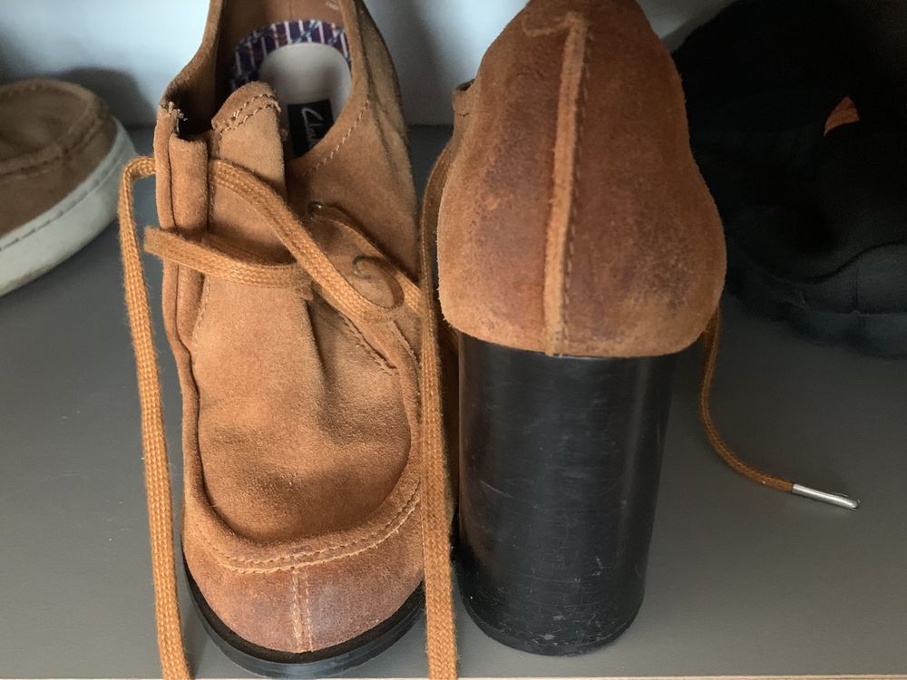 Ghete botine Clarks din piele intoarsa maro 39/40