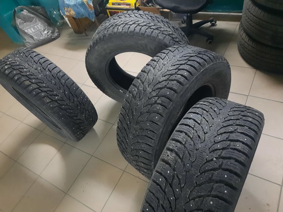 Продам зимнюю резину протектор хороший шипов 40%