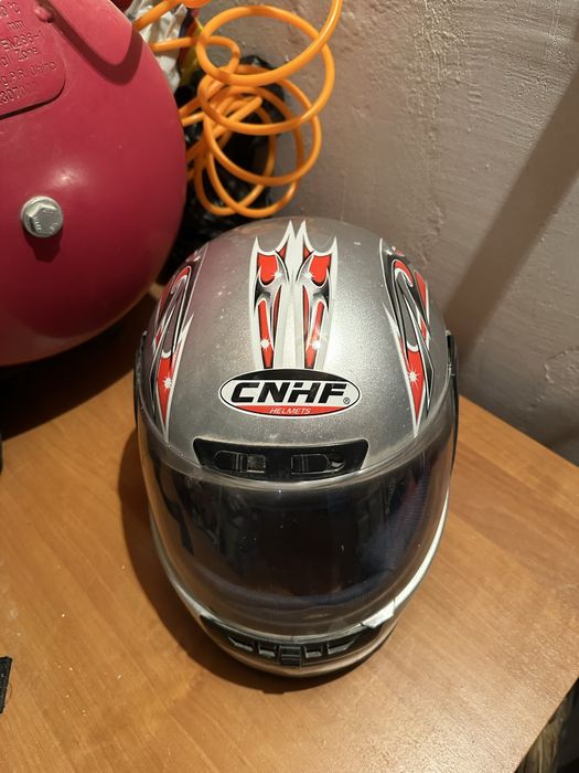 Продавам каска CNHF размер L