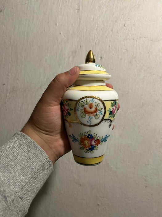 Елегантна винтидж порцеланова ваза  от "The Leonardo Collection"