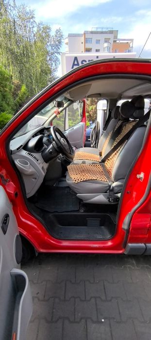 Persoană fizica ,unic proretar,vând Opel vivaro din 2011 ,e 5 ,ac, 8+1