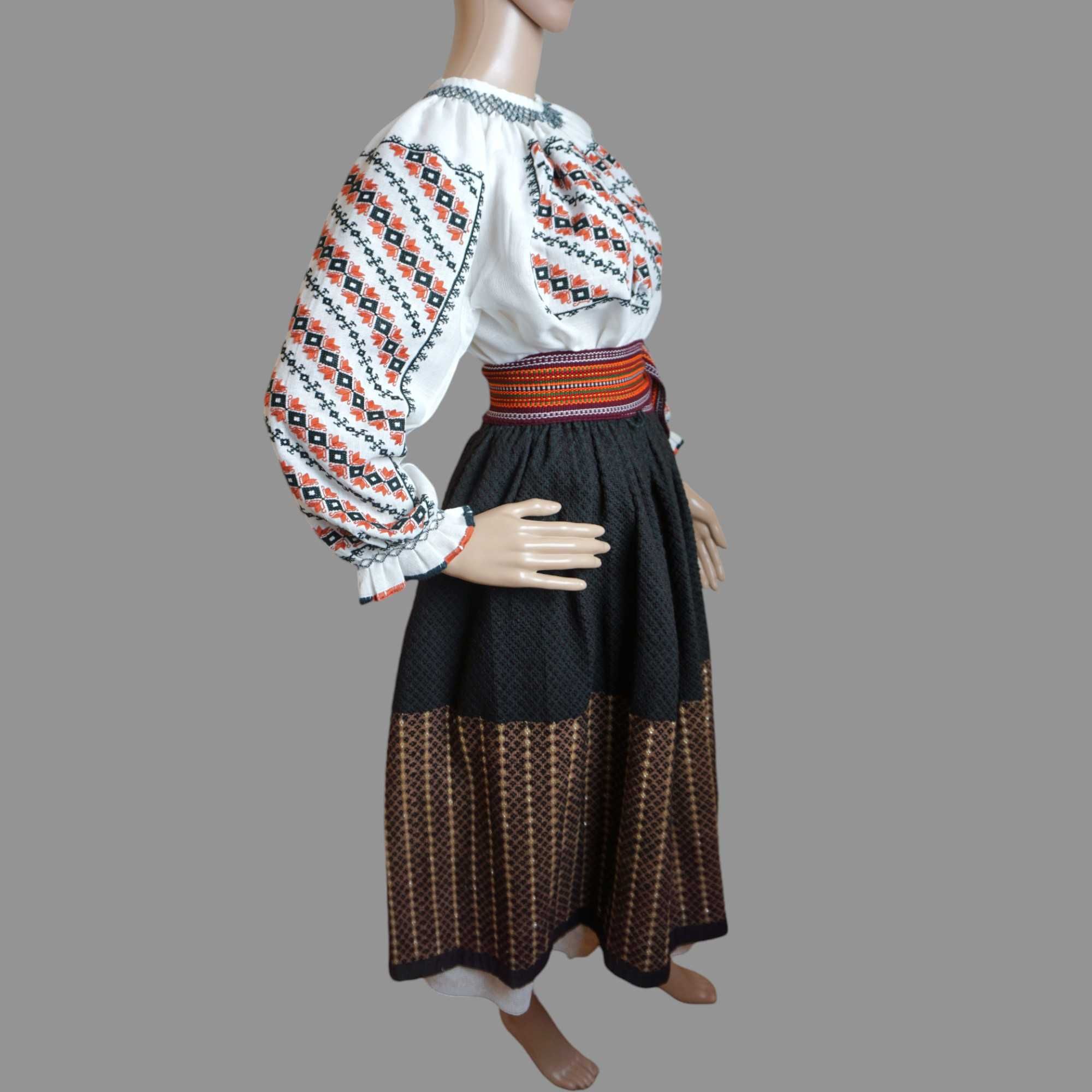 Costum popular vechi , autentic lucrat manual masura 36