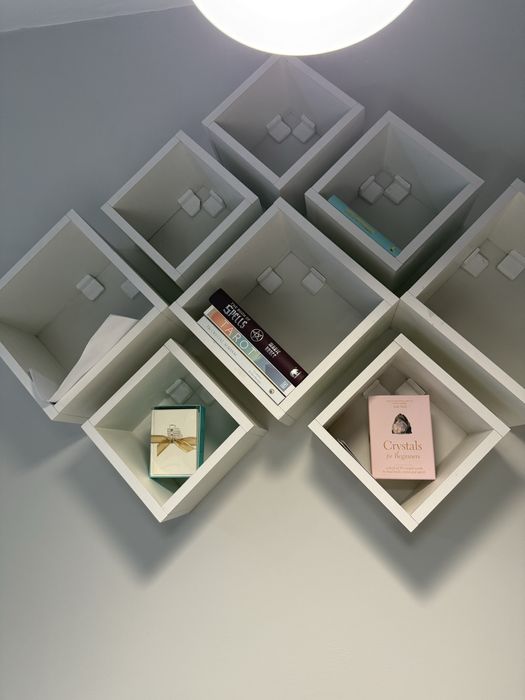 Бели дървени кутии за библиотека