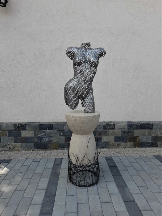 Sculptura bust cu stativ-din 1000 de saibe sudate