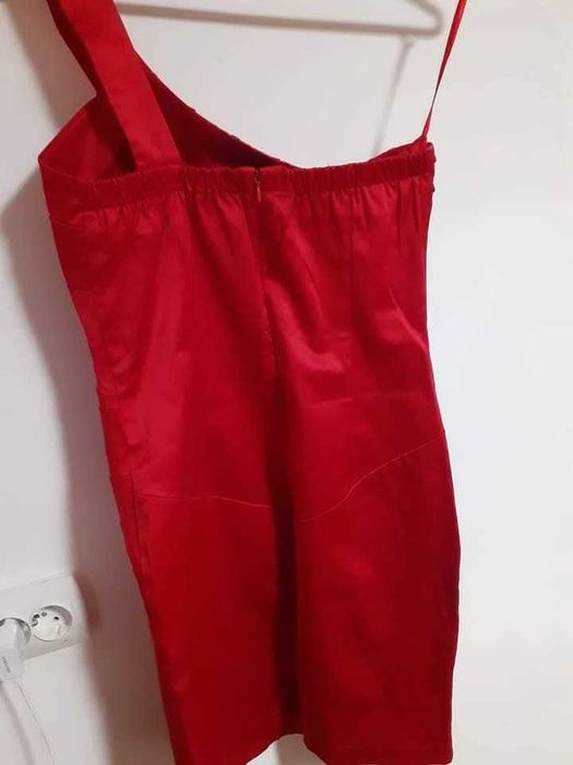 Rochie culoarea roșu marimea S-M lungime medie