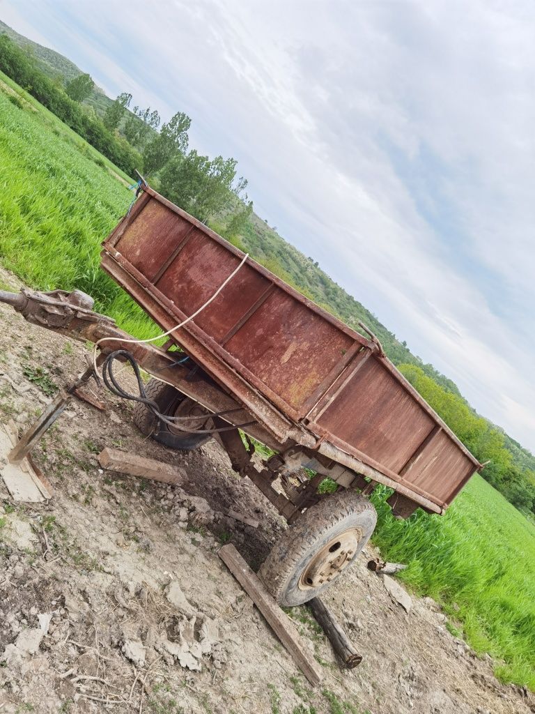 Vând remorca cu o axă, basculabila