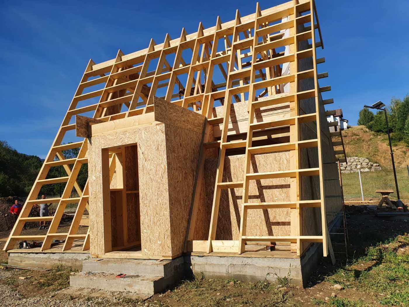 Casa din structura de lemn si cabane A-Frame
