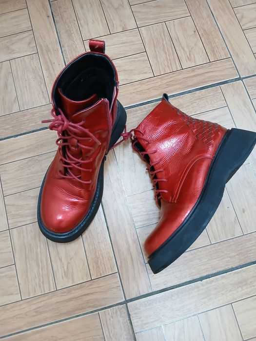 Ботинки листаем продам.