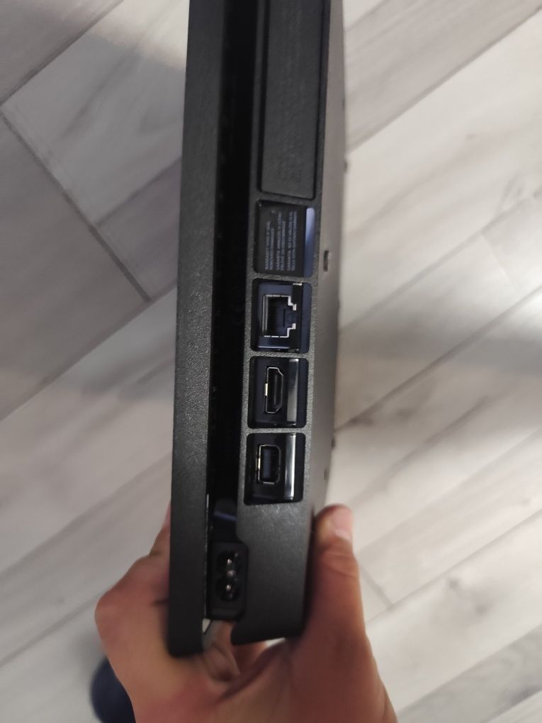 PS 4 Slim в перфектно състояние