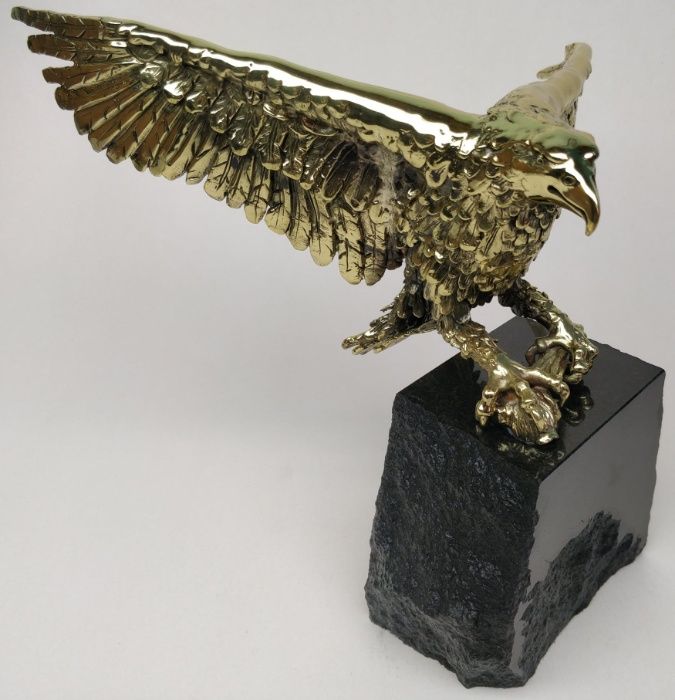 Бронзови пластики с поставка естествен камък блокче черен гранит