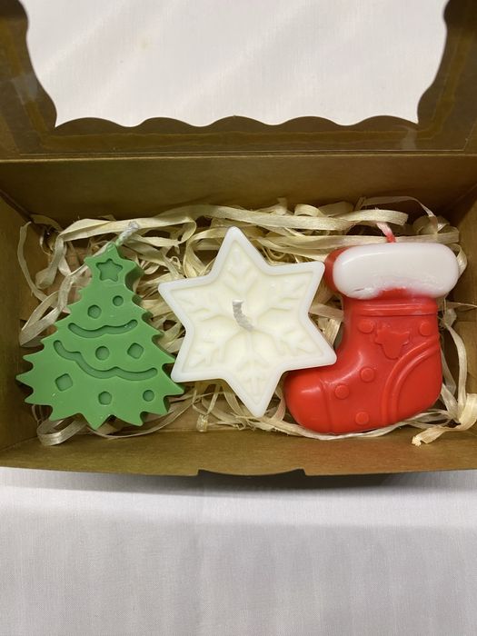 Ароматен букет от соеви свещи и коледни подаръци