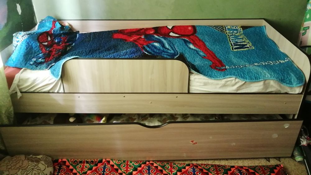 Кровать двухъярусная, выдвижная кровать