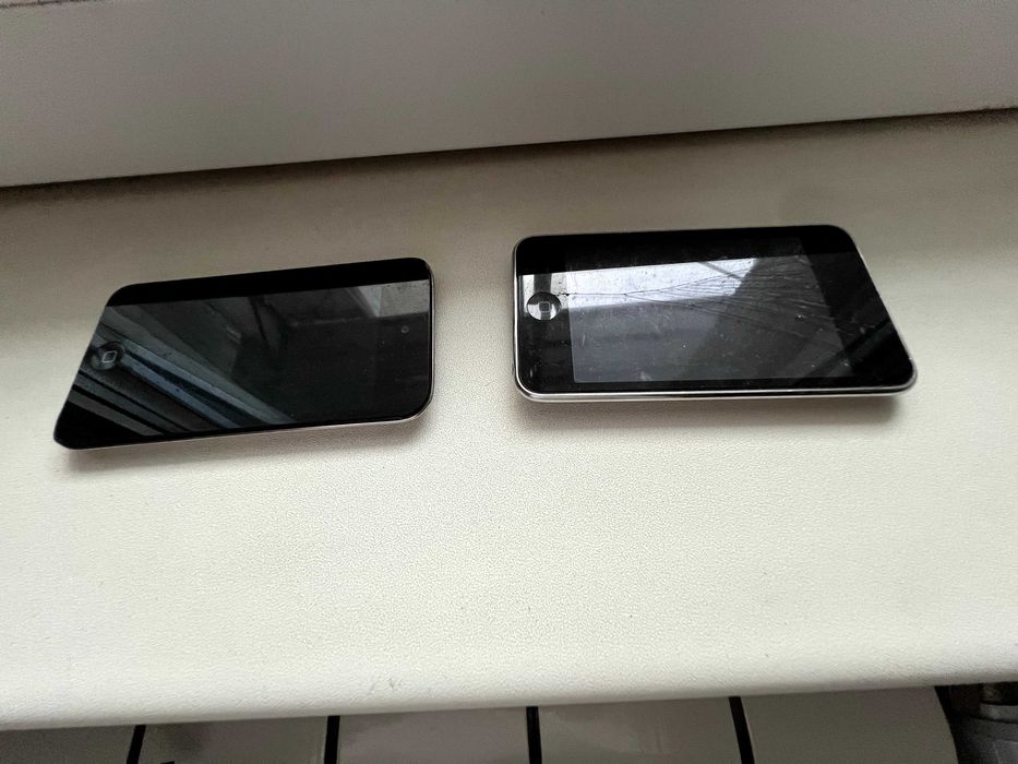 2 bucati iPod - uri capacitate 8 Gb