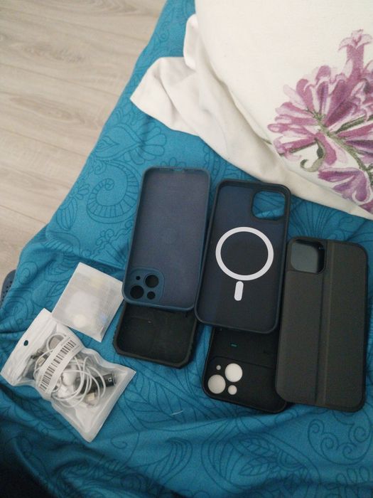 Vând accesorii de  iPhone 14 normal