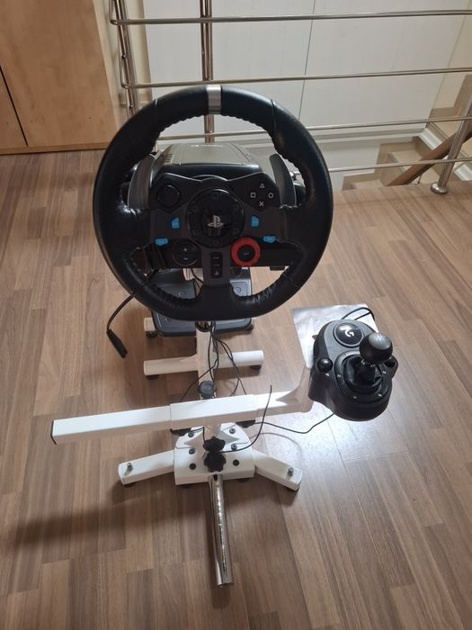 Volan Logitech si playseat Arozzi