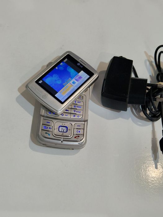 Super telefon Lg cu display rotativ,