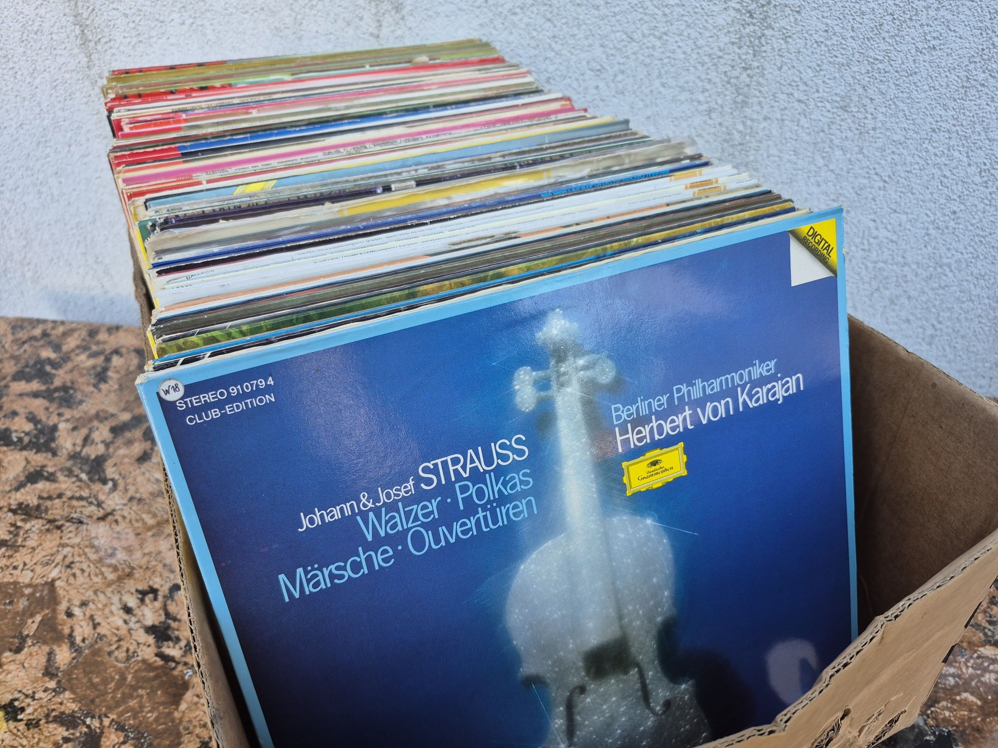 Vând 150 discuri vinil colectia Emi&Deutsche Grammophon muzica clasica