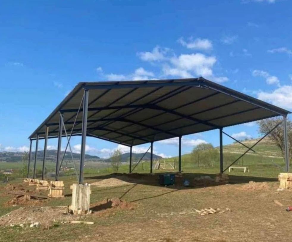 vând structură metalică 10 deschiderea 30 lungimea 5 m la stâlp din pr