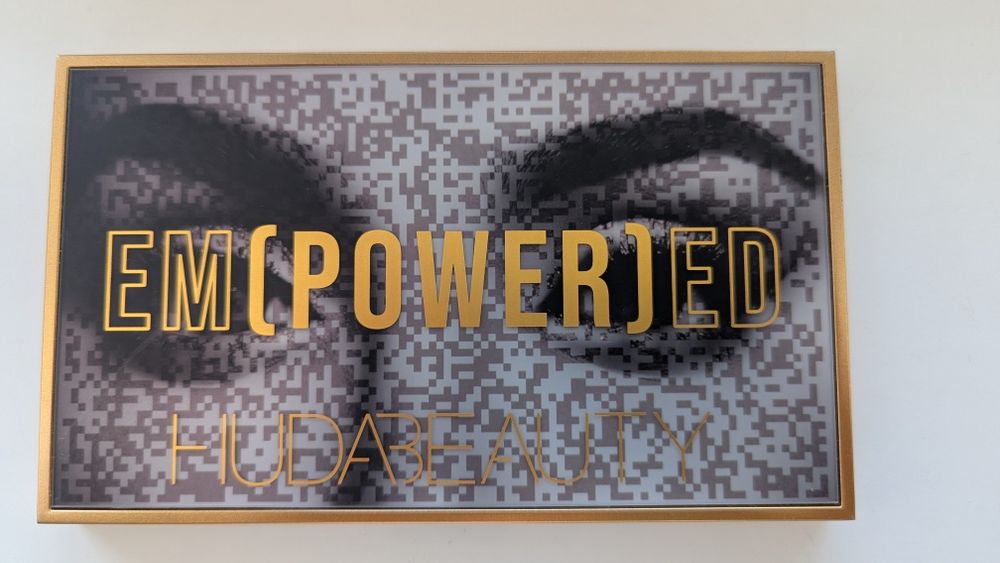 Тени для век huda beauty