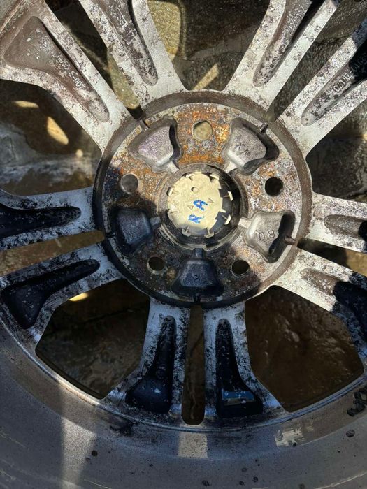 Продавам оригинални джанти с добри гуми за джип Хюндай 5x114,3.