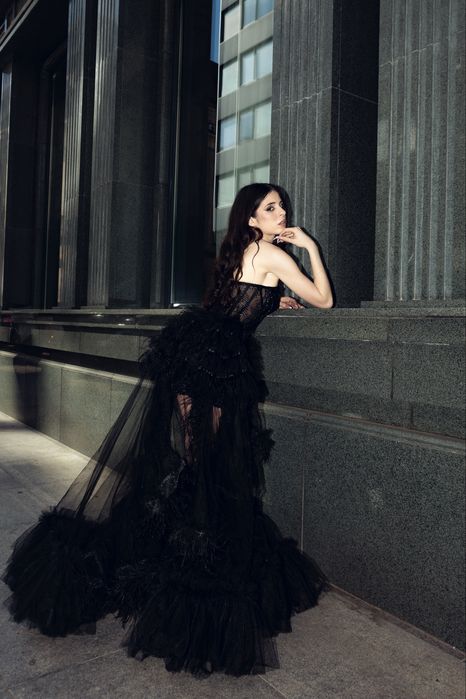 Абитуриентска черна рокля с пера