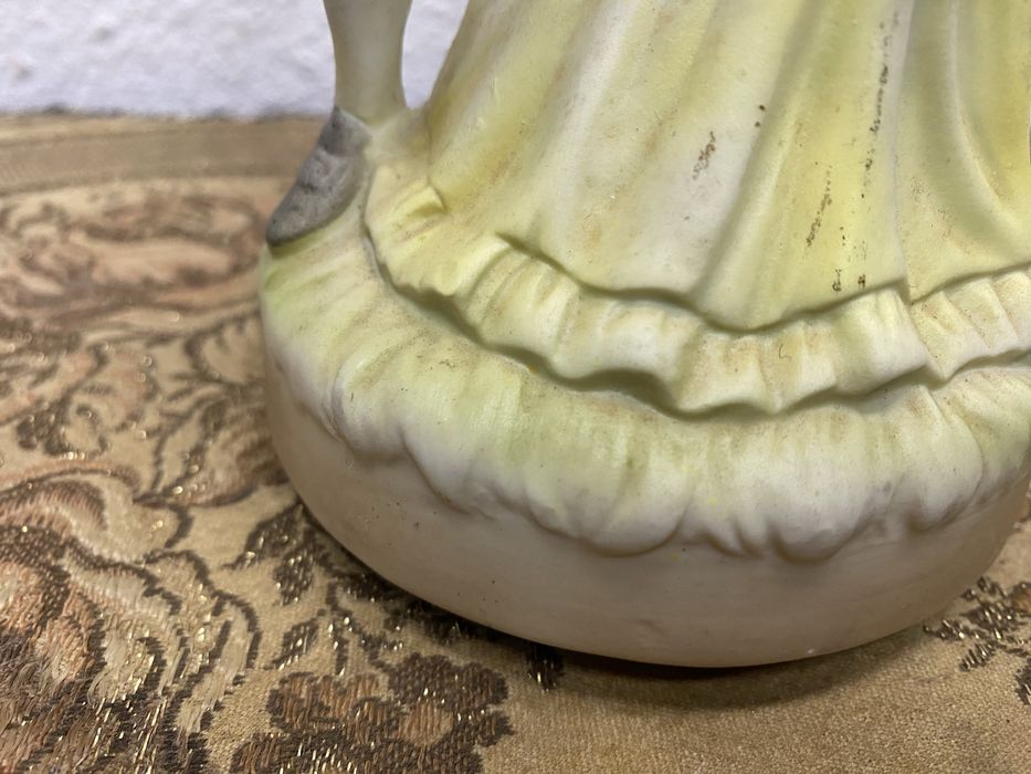 Френска фигура от порцелан музикален механизъм