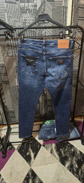 Vând blugi originali.