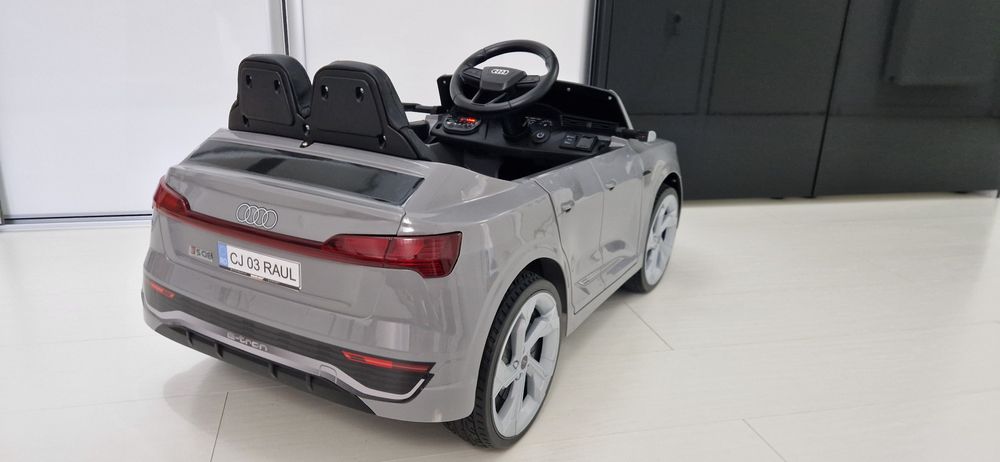 Masinuta electrica pentru copii, Audi SQ8, 70W 12V Garantie