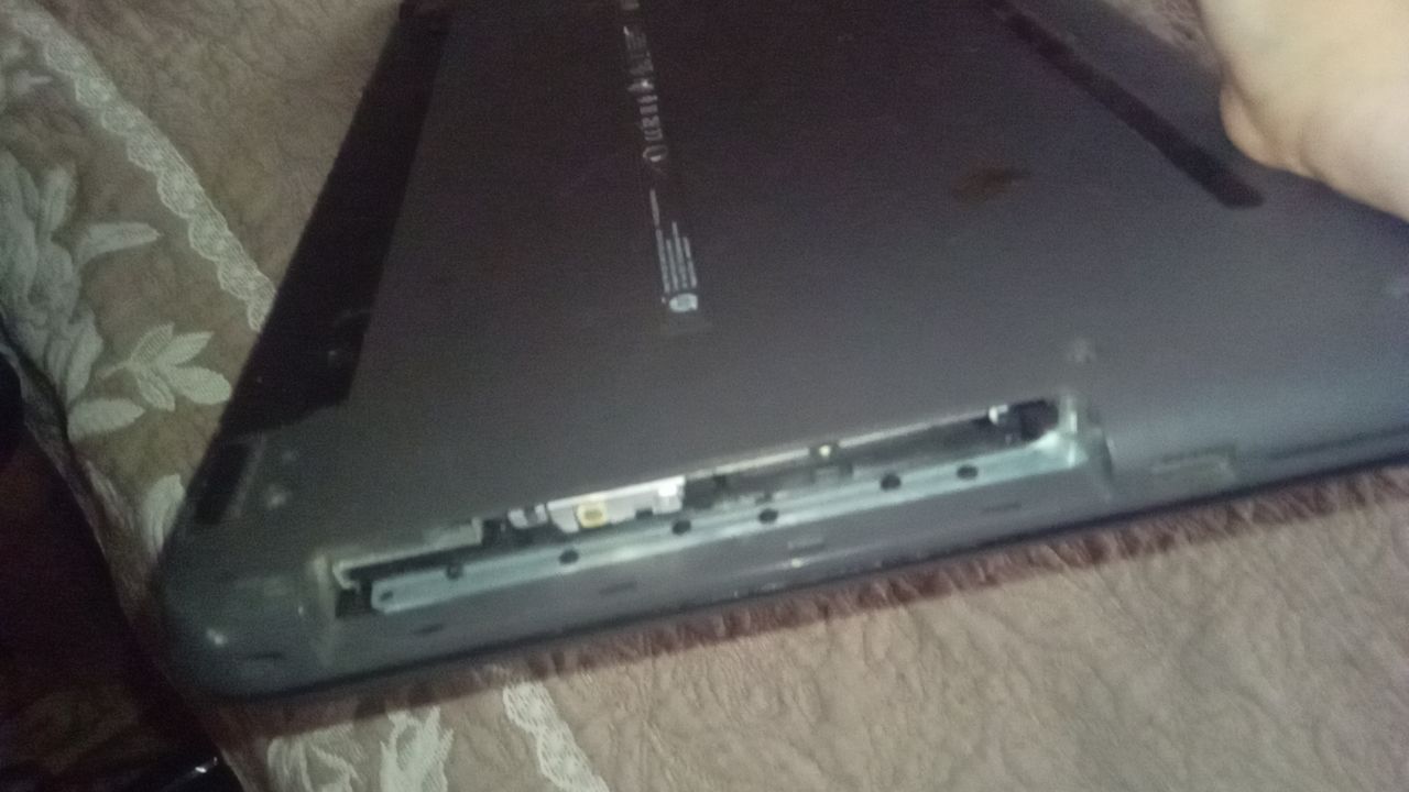 Hp Noutbooki ekran ishlamidi Zapchastga olib qosela boladi