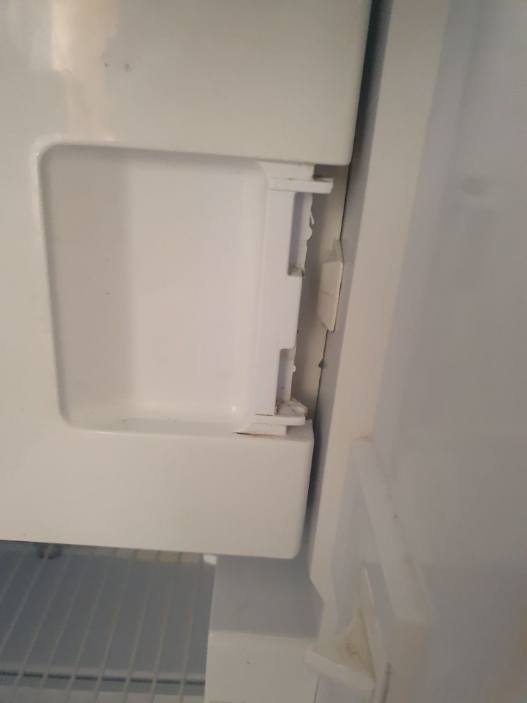 Продавам хладилник за вграждане INDESIT