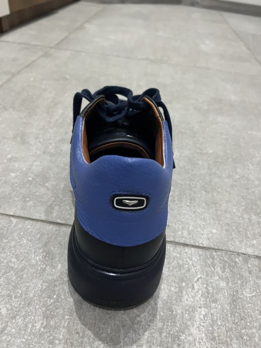 Тъмно сини обувки