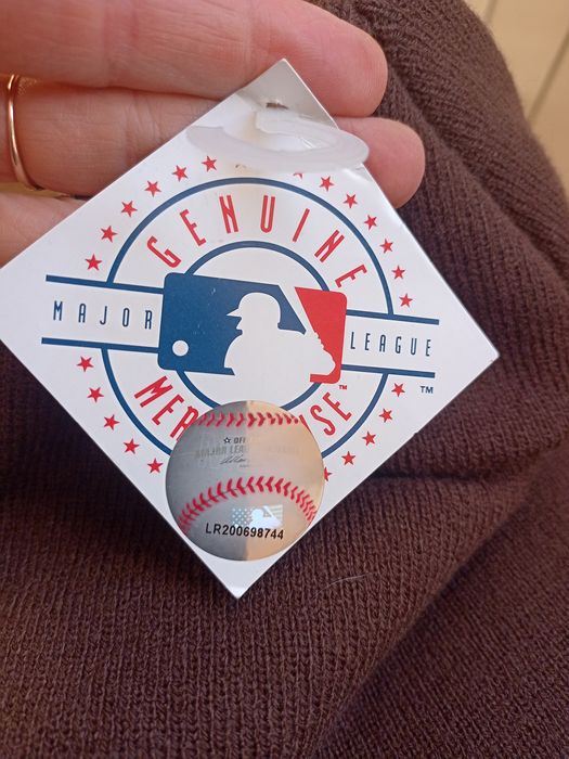 Нова, оригинална шапка с етикет