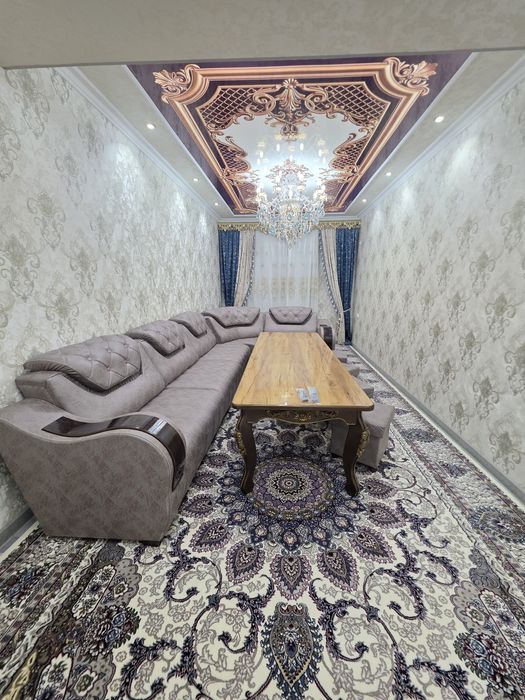 Nizomi kucha Nina kafe oldida