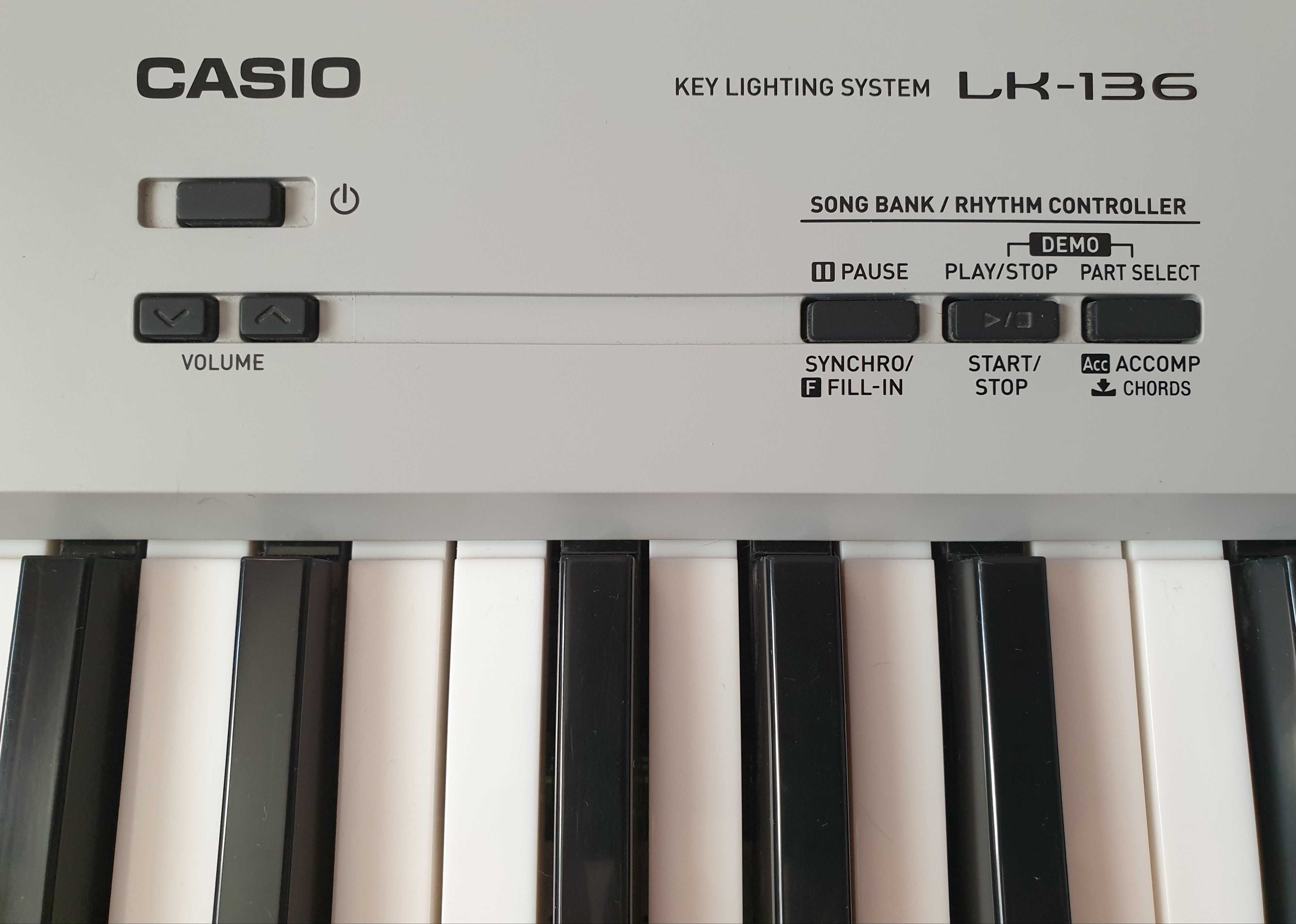 Синтезатор CASIO LK-136.