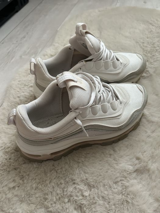Adidasi nike albi arata foarte bine
