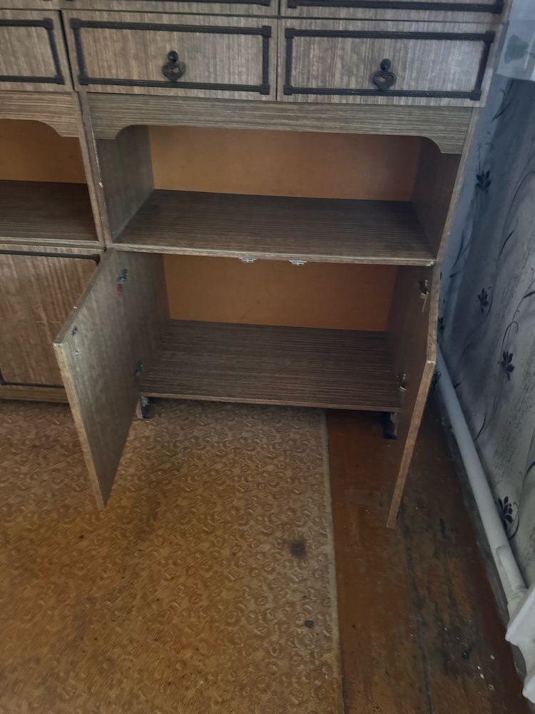 Продам сервант шкаф