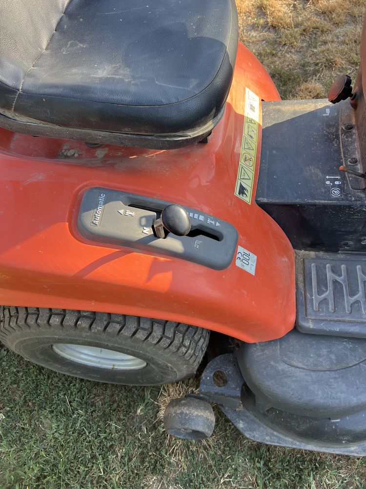 Vand tractor de tuns iarba