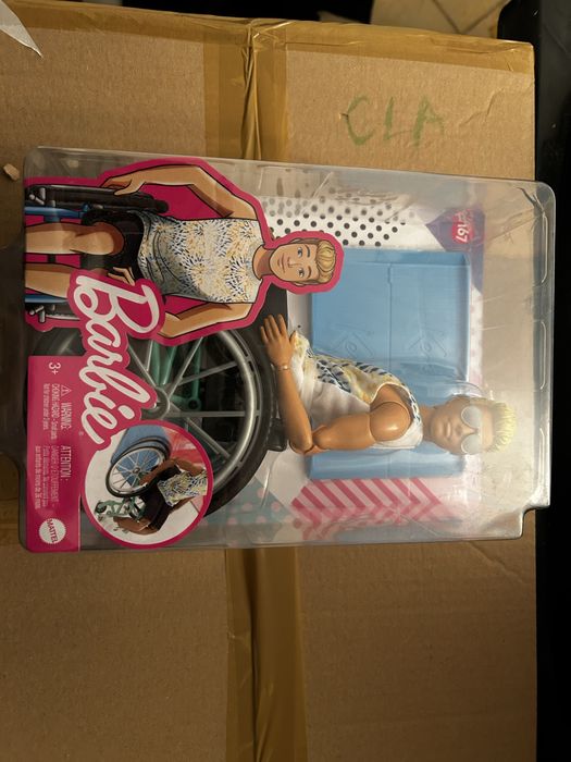 păpușă Ken Fashionistas cu scaun cu rotile și rampă