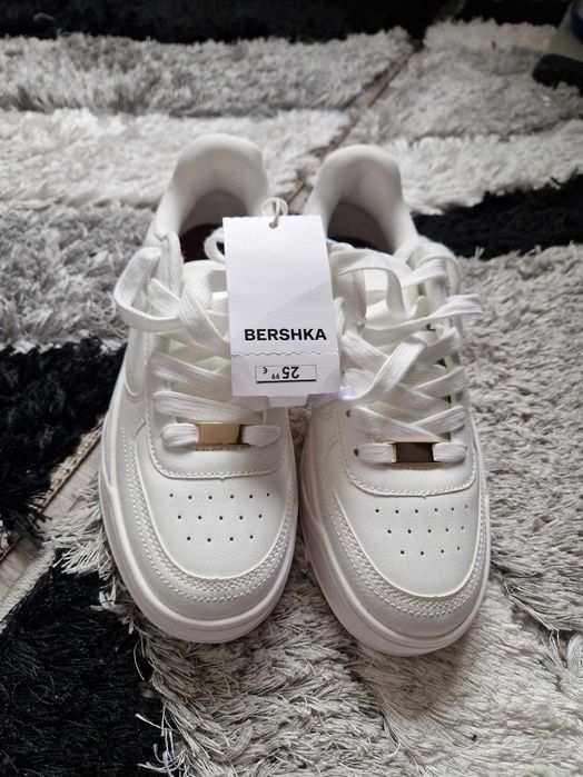 Bershka бели кецове