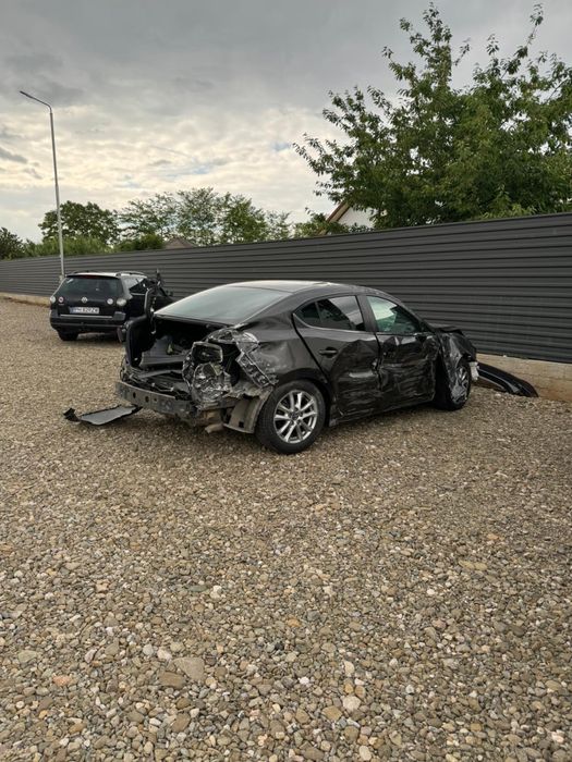Vând Mazda 3 2017 avariată