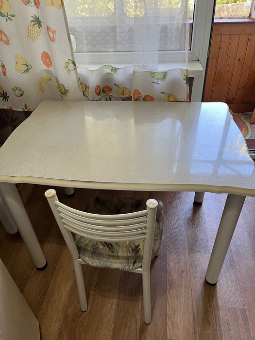 Продам стол кухонный