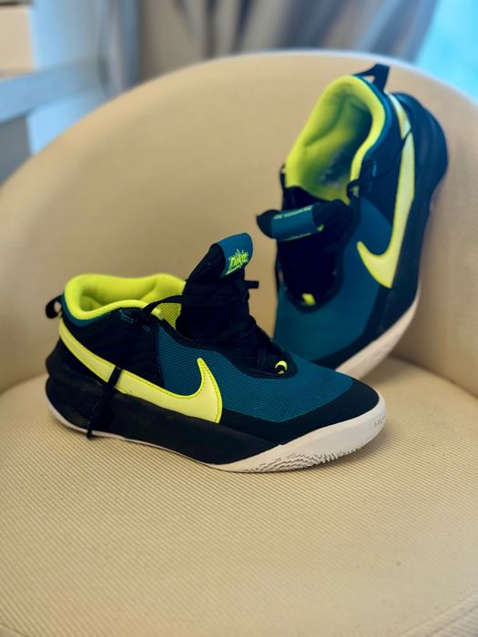 Vând pantofi sport Nike de băieți! 37,5
