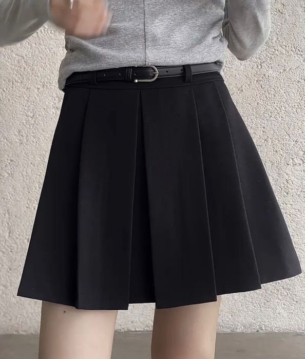 Къса черна пола плисе с колан - нова