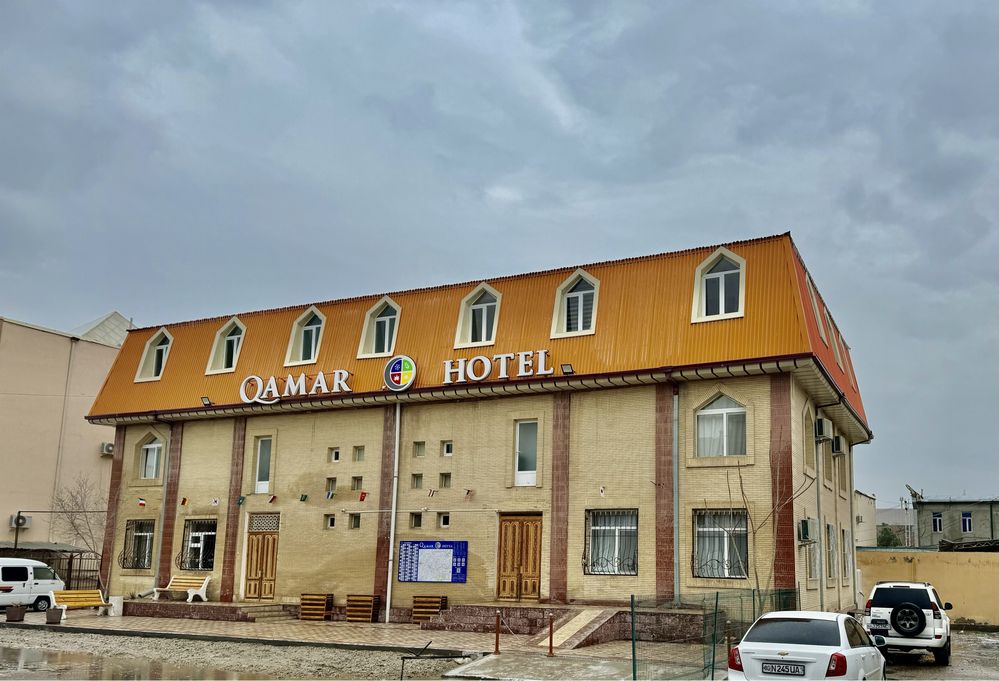 «Qamar Hotel» mehmonxona. Buxoro shaxri markazida joylashgan.