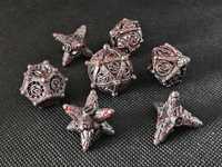 Set 7 zaruri metalice TTRPG/Dungeons&Dragons, pete rosii