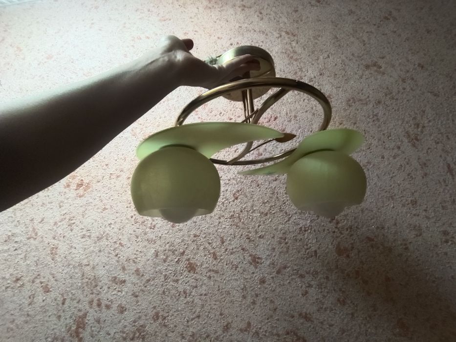 Продам две люстры