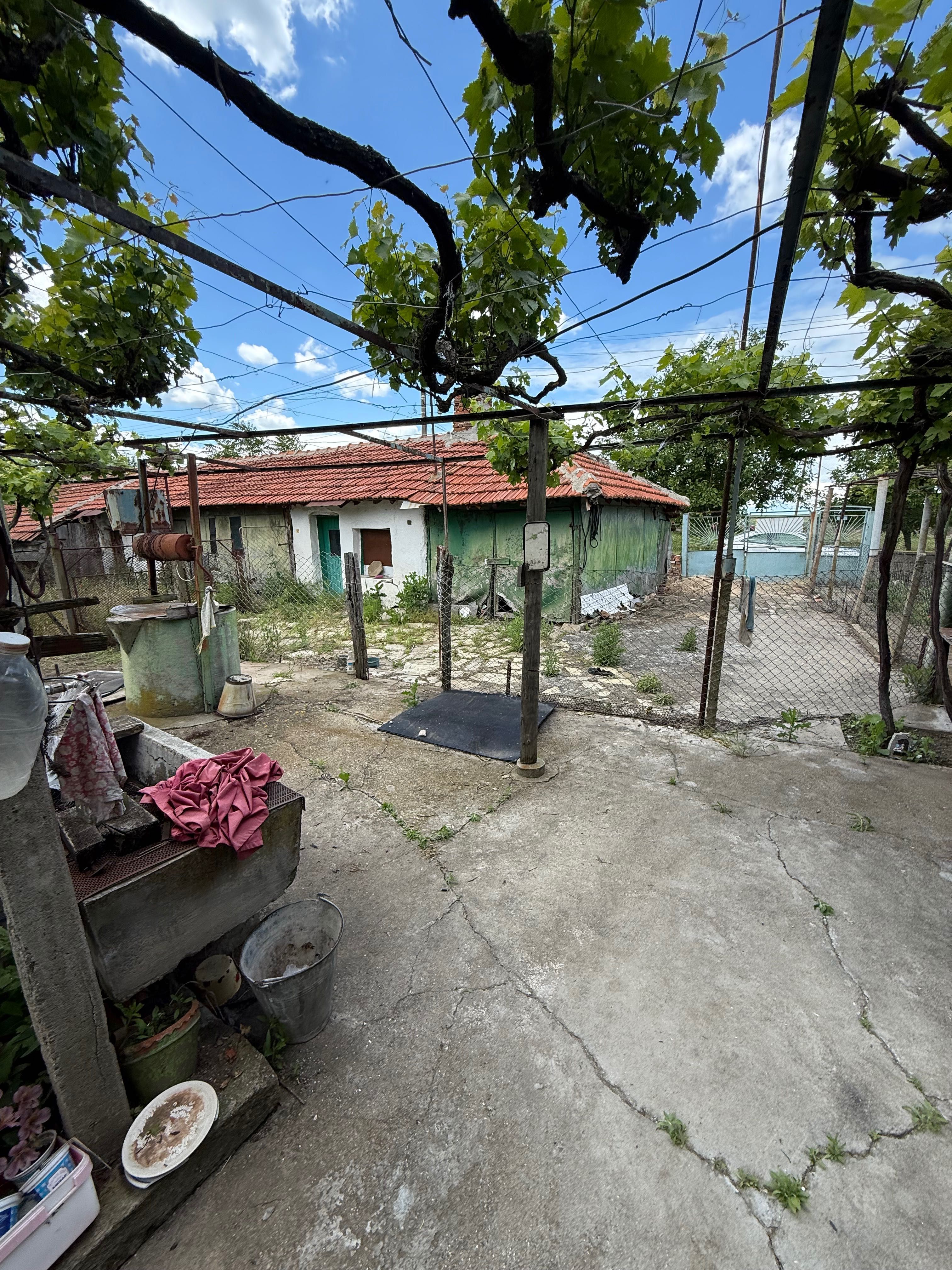 Продавам къща с двор с. Пет могили