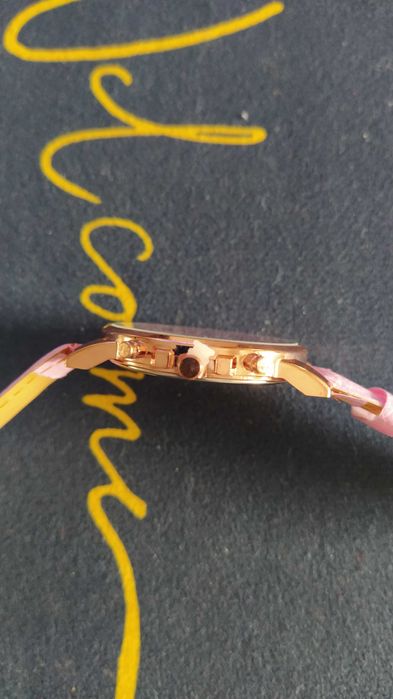 Vand Ceas de culoare ROZ nou cu blocare cheita de pornire