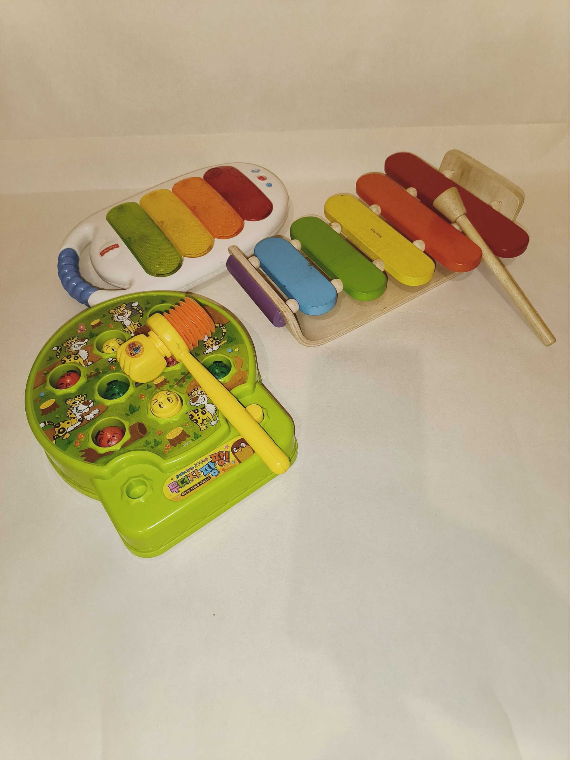 Две игрушки на батарейках и деревянный ксилофон.