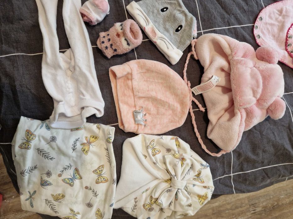 Vand lot hainute bebelina (tot ce se vede in poze), marimi 0-3 luni